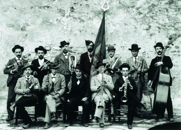 Foto antiga d'una cobla empordanesa