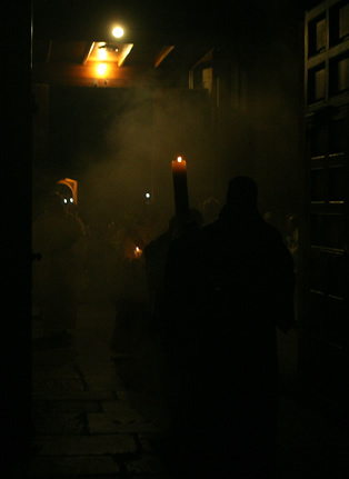 El ciri pasqual entrant el foc nou dins l'església