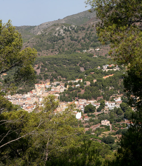 El poble, amb l'ermita al capdamunt