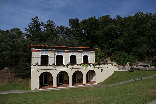 Edifici dins les termes