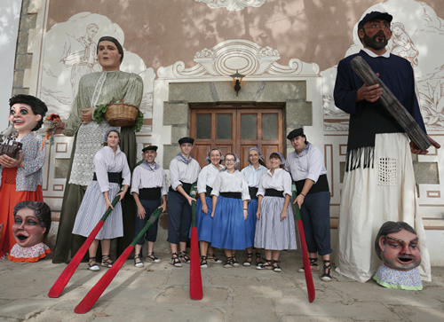 Foto de grup amb els gegants de l'ermita