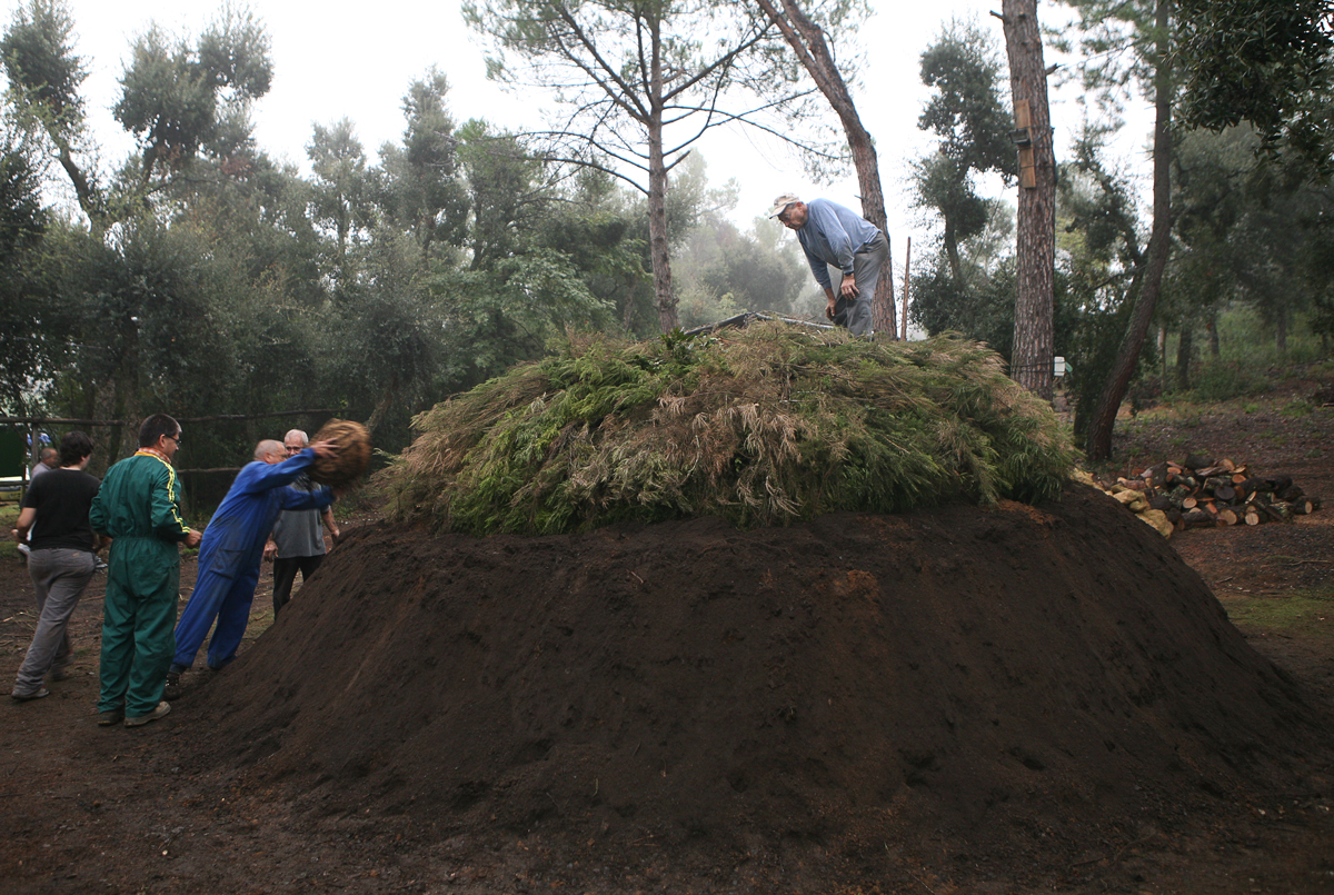 La carbonera embalumada i mig coberta de terra