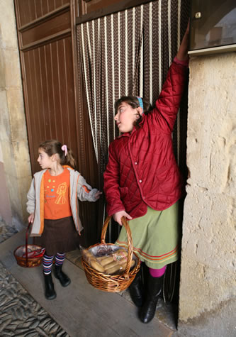 Els infants passen casa per casa
