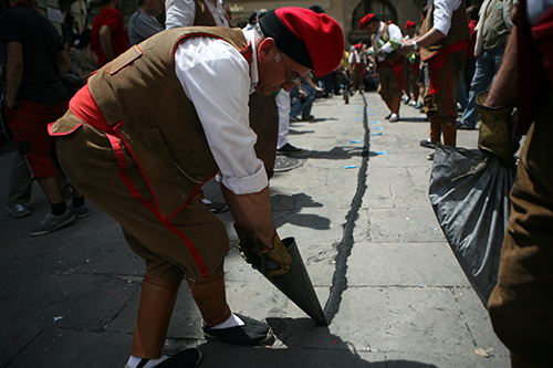 Preparant la tronada de Corpus a Solsona