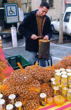 Els visitants poden degustar el fruit sec per excel·lència del Rosselló