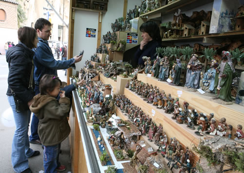 Una família comprant figures