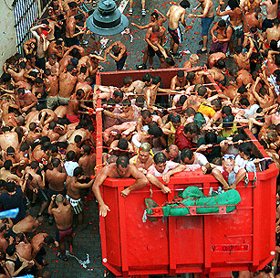 Els camions escampen milers i milers de quilos de tomàtigues