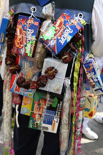 Productes penjats al vestit, Barceloneta 2006