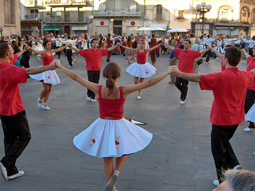 Cada colla sardanista, com la barcelonina Maig, s'abilla amb un vestit característic