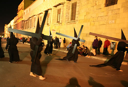 Penitents carretejant una creu