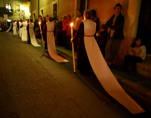 Penitent arrossegant la pena