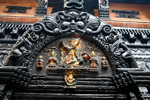 Relleu de fusta del temple on es fa la ofrena