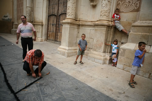Fixant els trons a terra