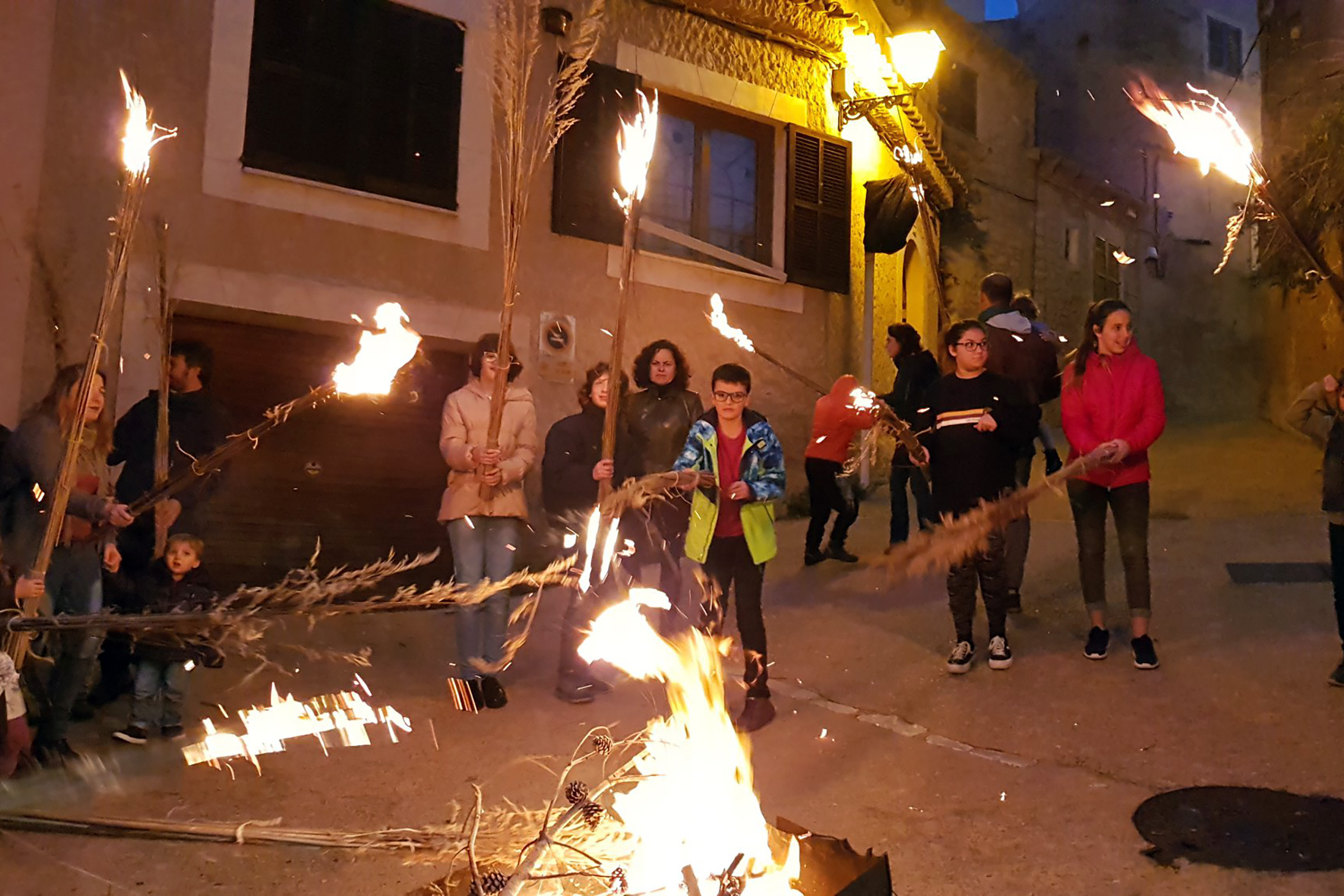 Les faies davant un fogueró