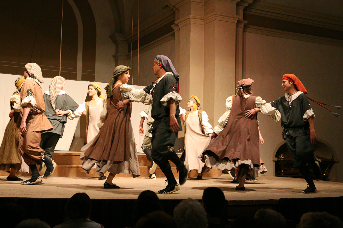 Les danses protagonitzen una part ben important de l'obra