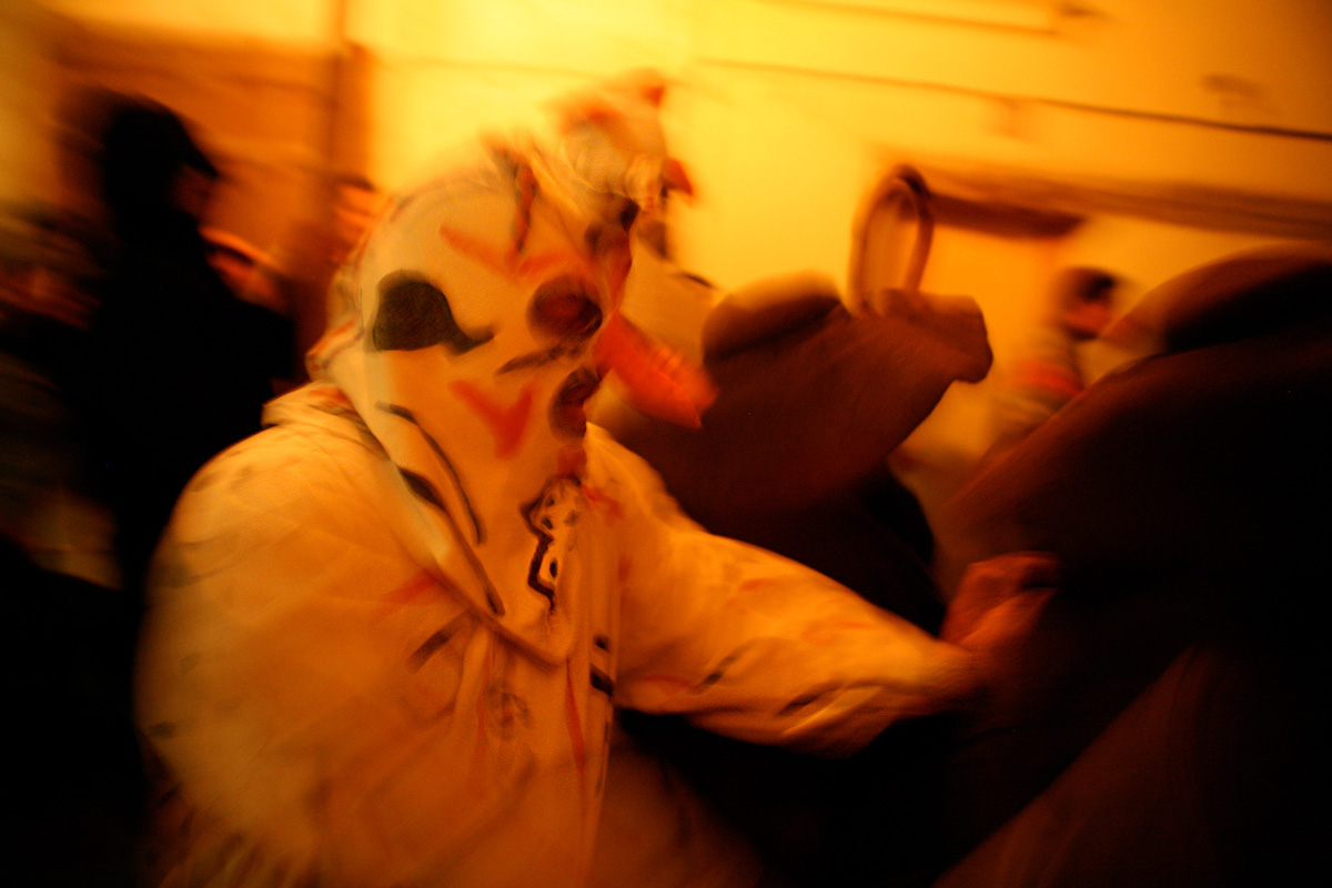 Botarga fuetejant sant Antoni