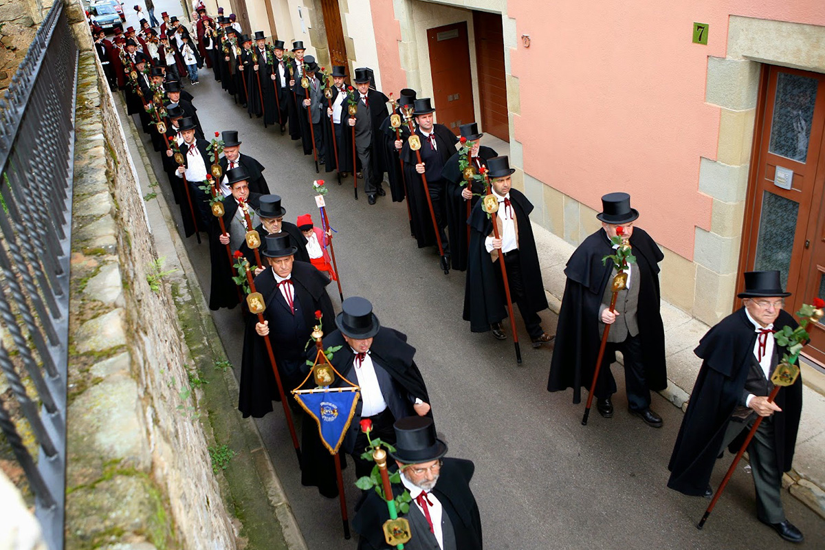 La comitiva enfilant un carrer