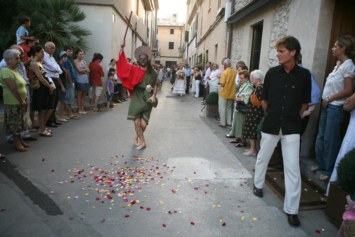 Es llancen pètals de flors al pas de la comitiva
