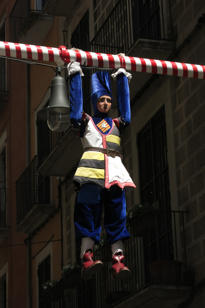 El persontge penja d'una barra