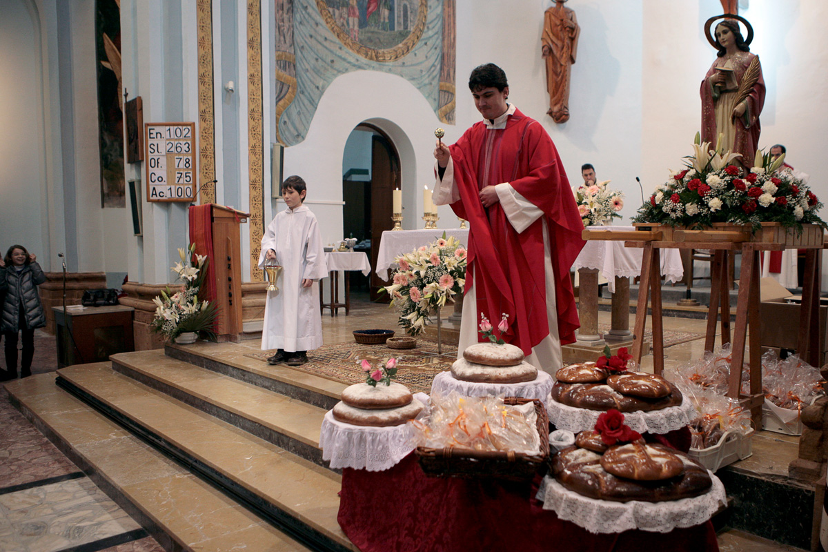 Els pans són beneïts dins l'església
