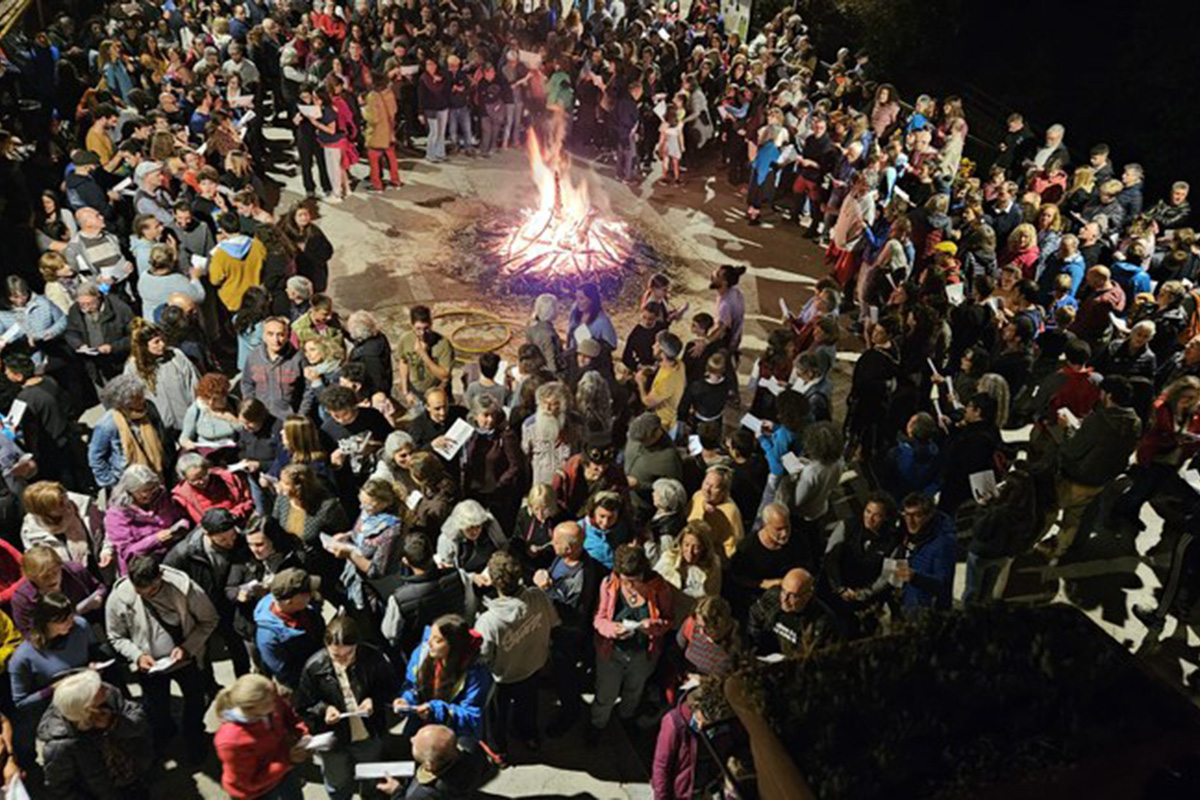 Foguera durant la nit