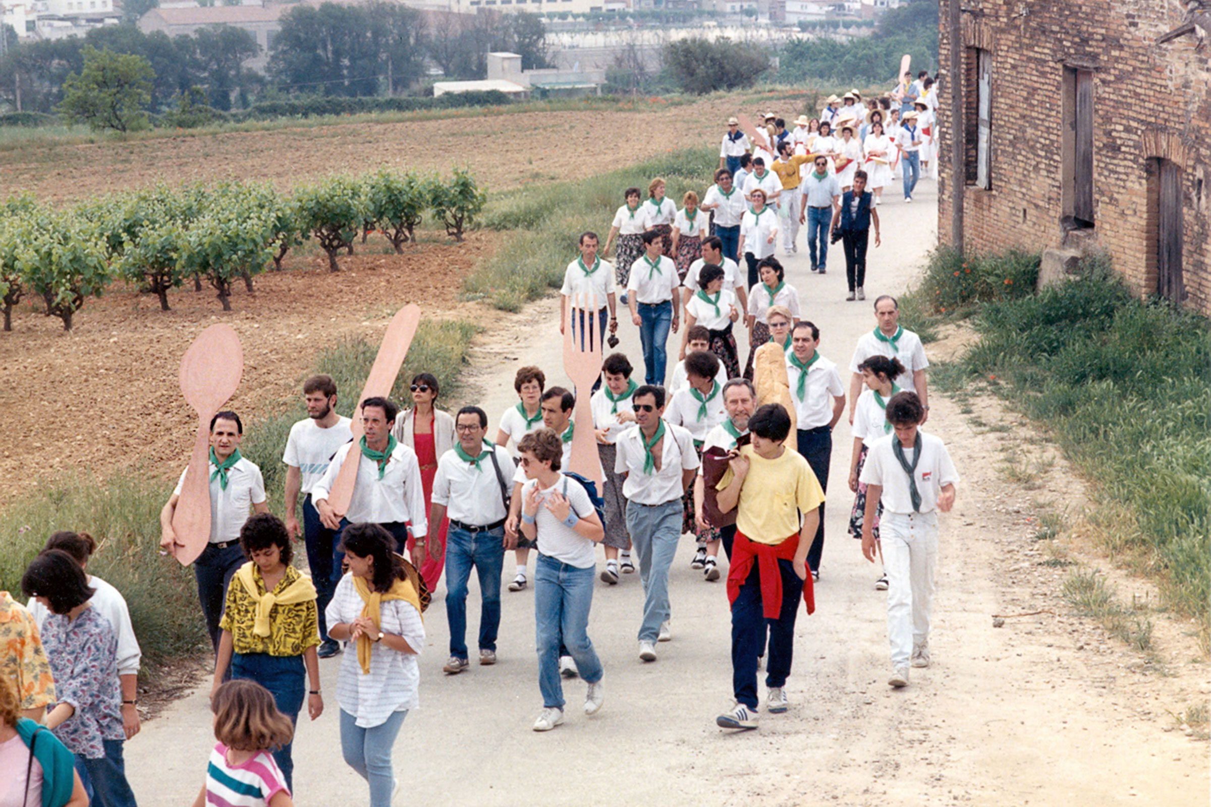Arribada d'una colla, l'any 1986