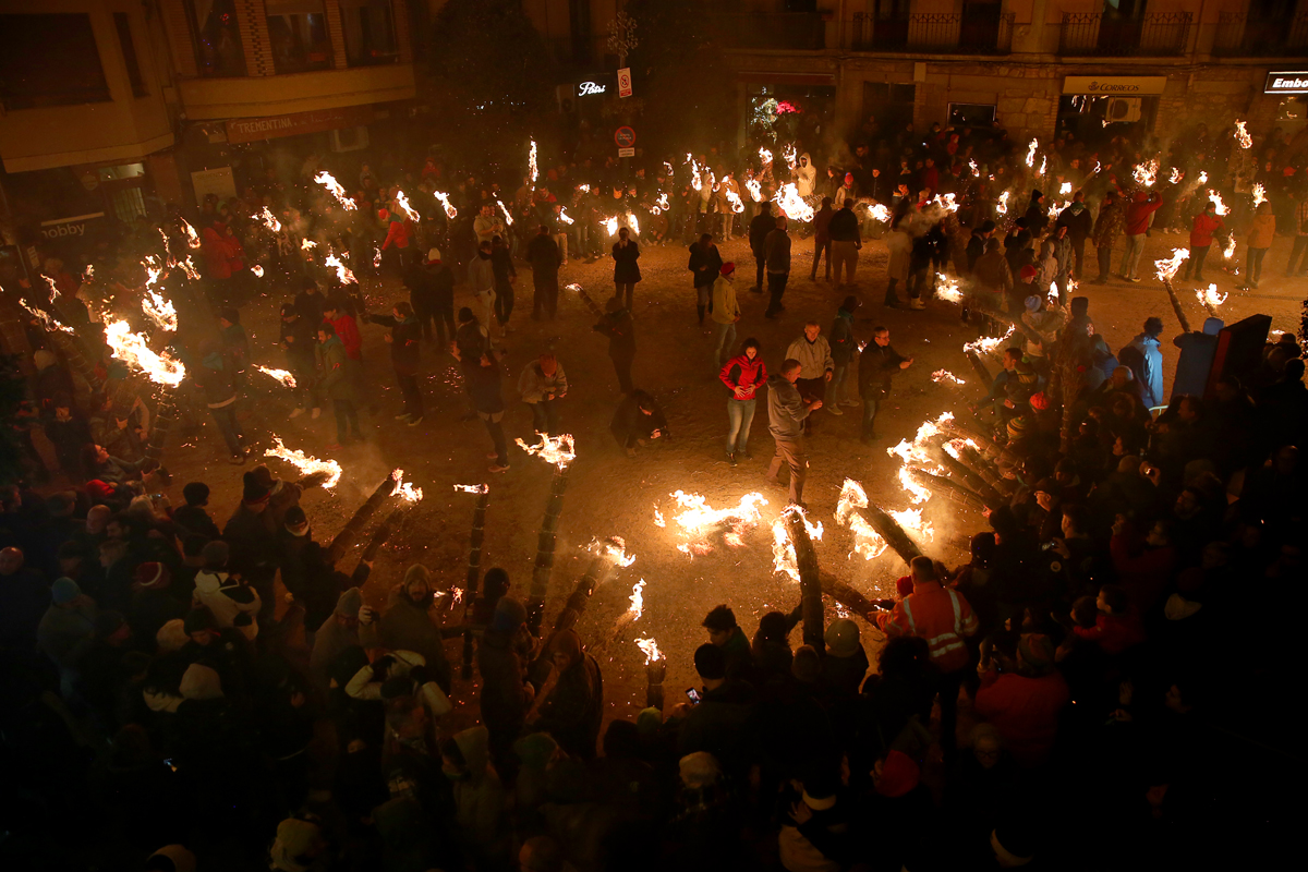 Les faies enceses a la plaça de l'Ajuntament