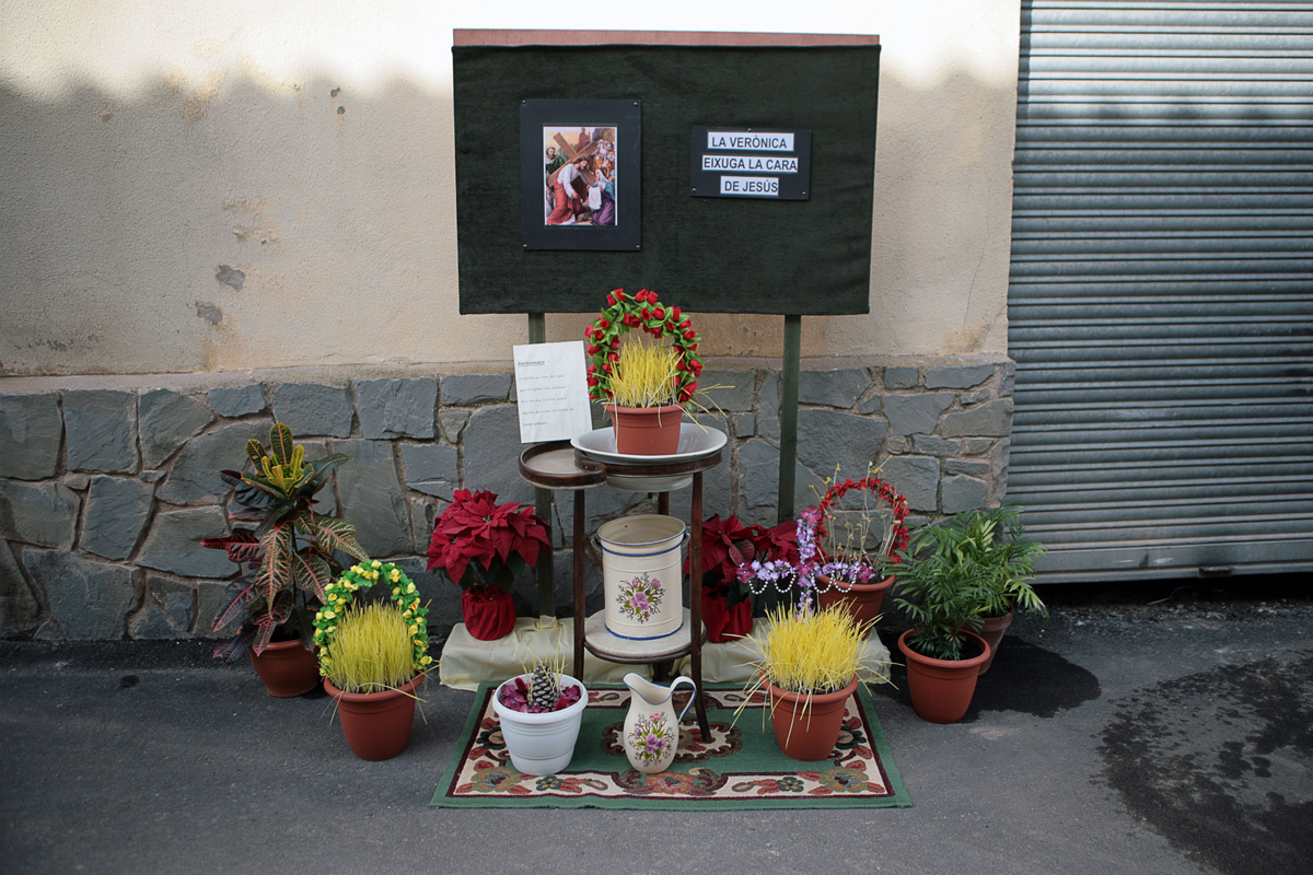 Altar guarnit, en una estació del Viacrucis