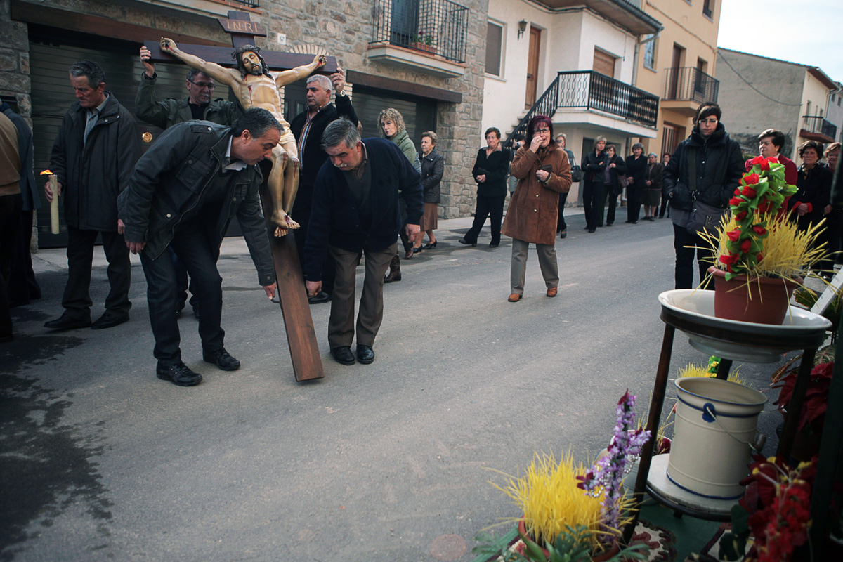 Pas del Viacrucis per davant d'una estació amb grillades