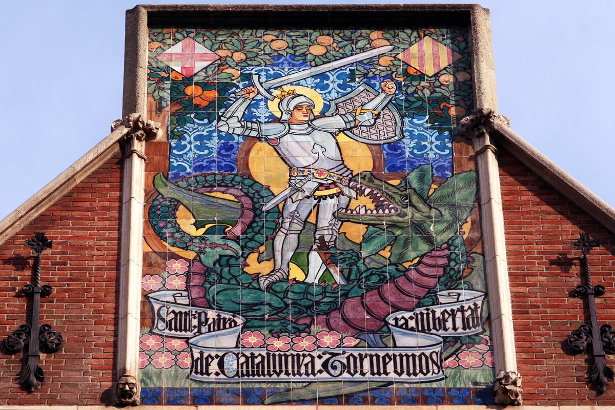 Mural ceràmic a la casa de les Punxes de Barcelona