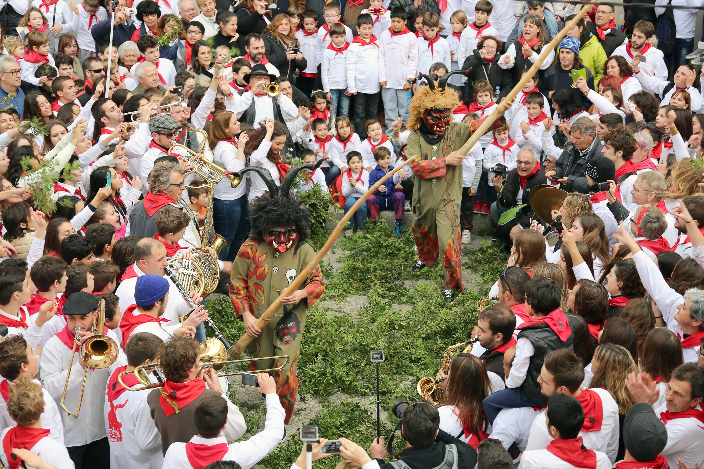 Els dimonis rompent la creu