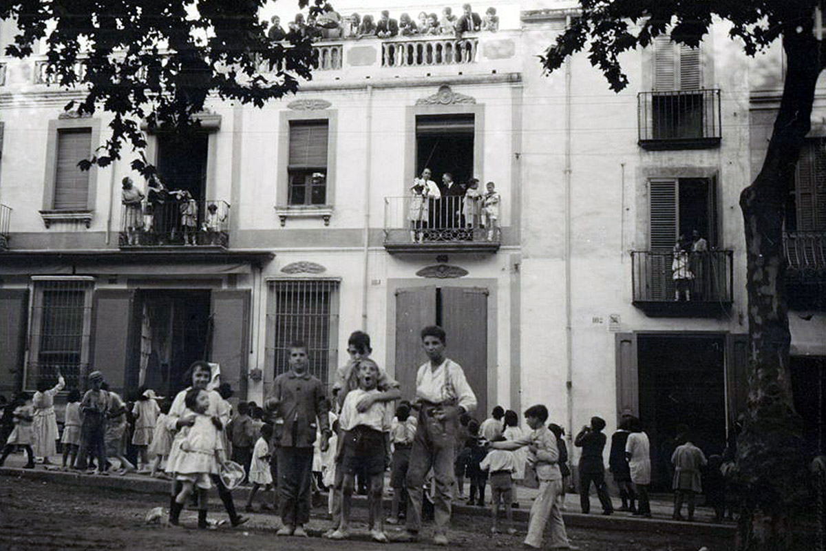 Tirar bateig a Arenys de Mar, 1923. Foto: Tomàs Carreras i Artau (Arxiu d'Etnografia i Folklore de Catalunya)