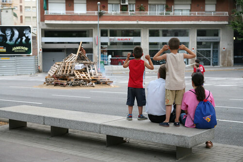 Tirant petards al costat de la foguera