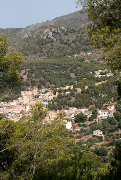 El poble, amb l'ermita al capdamunt
