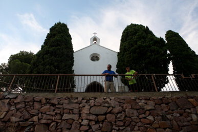 Preparant la traca d'inici, sota l'ermita