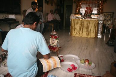 Puja a l'interior d'una casa