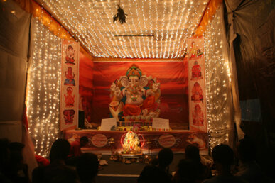 Un pandal decorat amb llums