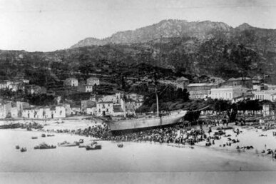 Veler a la platja de Sant Feliu just abans de la seva avarada (1870-1880)