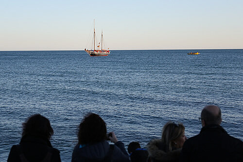 El veler amb els tres Reis, a punt d'arribar