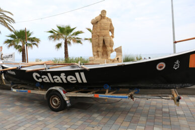 Llagut davant el monument al pescador
