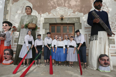 Foto de grup amb els gegants de l'ermita