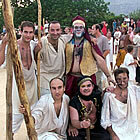 Al final, uns i altres s'agermanen