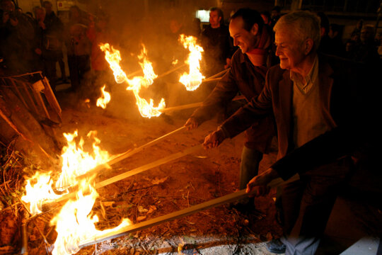Toni Torrens encenent un dels foguerons
