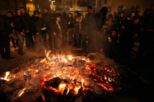 Torrant els botifarrons a les brases