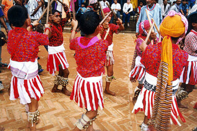 Ball de bastons infantil al Nepal