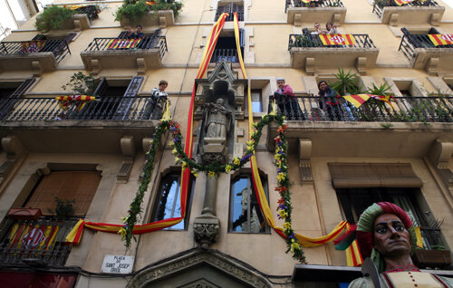Instal·lació de l'ofrena floral a l'escultura de Sant Josep Oriol