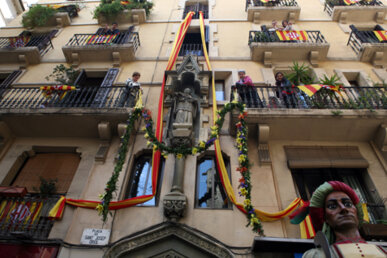 Instal·lació de l'ofrena floral a l'escultura de Sant Josep Oriol