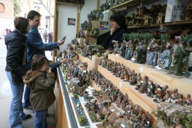 Una família comprant figures