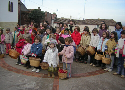 Les 'llúcies' castellvinenques canten set cançons tradicionals catalanes