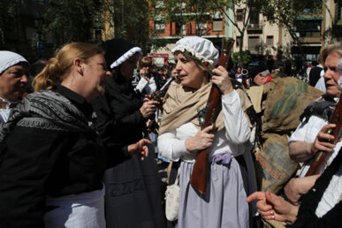 Dona agafant l'arma